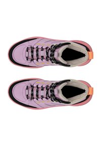 Scarpe da trekking viola con lacci neri, accenti gialli e colletto grigio chiaro testurizzato. Suole a contrasto rosa e nere.