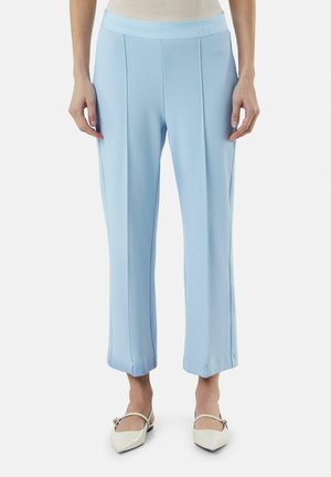 Lichtblauwe broek met een gladde textuur, met een brede tailleband en plooien aan de voorkant. De zoom is iets taps toelopend bij de enkels.