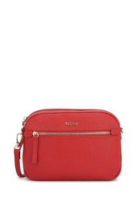 Czerwona torba crossbody Kazar ma gładką, teksturowaną powierzchnię, podwójne zamykane na zamek przegrody oraz złote akcenty metalowe.