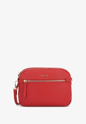 Rode Kazar schoudertas heeft een gladde, gestructureerde oppervlakte, dubbele ritssluitingen en een gouden hardware accent.