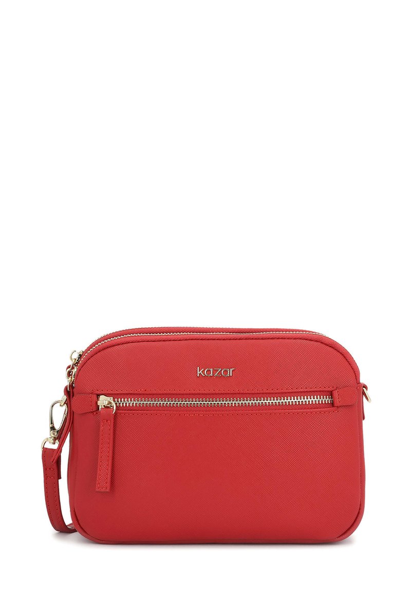 Czerwona torba crossbody Kazar ma gładką, teksturowaną powierzchnię, podwójne zamykane na zamek przegrody oraz złote akcenty metalowe.