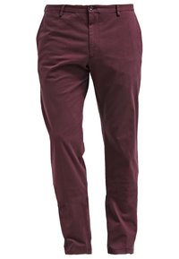 Pantaloni in cotone bordeaux con taglio affusolato, fronte piatto e vita standard. Presentano una chiusura con un solo bottone e passanti per la cintura.