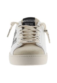 Sneaker bianca in pelle con accenti beige e punta testurizzata. Presenta un'etichetta nera e lacci crema con logo "victoria".
