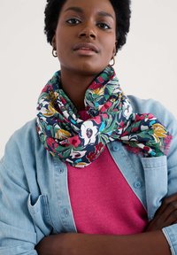 Mönstrad blommig scarf i flera färger, tillverkad av lätt tyg, med en mörk bakgrund och livliga blommor, löst lindad runt halsen.