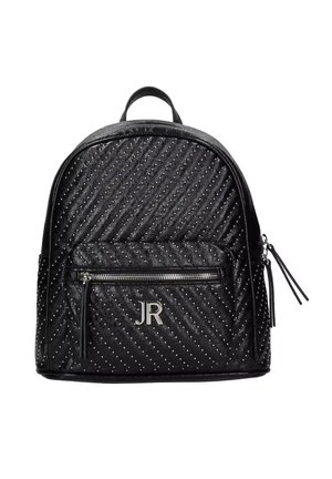 Zaino trapuntato nero con borchie argentate, dotato di una tasca frontale con zip e un logo. Realizzato in materiale durevole con una texture liscia.