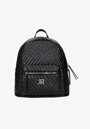 Zaino trapuntato nero con borchie argentate, dotato di una tasca frontale con zip e un logo. Realizzato in materiale durevole con una texture liscia.