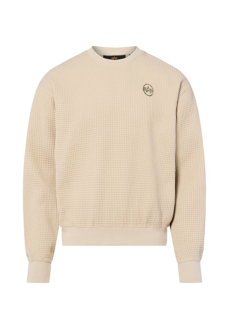 Beige sweatshirt met wafelstructuur, ronde hals, ribbels aan de mouwen en onderkant, met een klein groen logo op de borst.