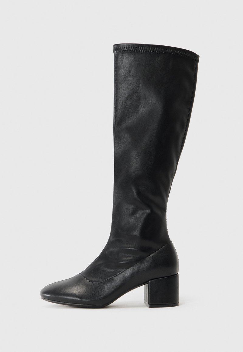 Botas pretas até ao joelho feitas de couro liso. Apresentam um salto quadrado e uma silhueta elegante com uma parte superior lisa e detalhes costurados na parte superior.