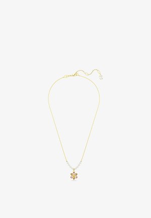 Collar de cadena dorada con cuentas blancas y un colgante en forma de flor con piedras preciosas rosas y transparentes, cierre ajustable con un pequeño charm transparente.