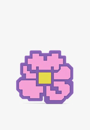 Pixeliseret blomst med lilla kant, lyserøde blokformede kronblade og en gul firkantet midte på hvid baggrund.