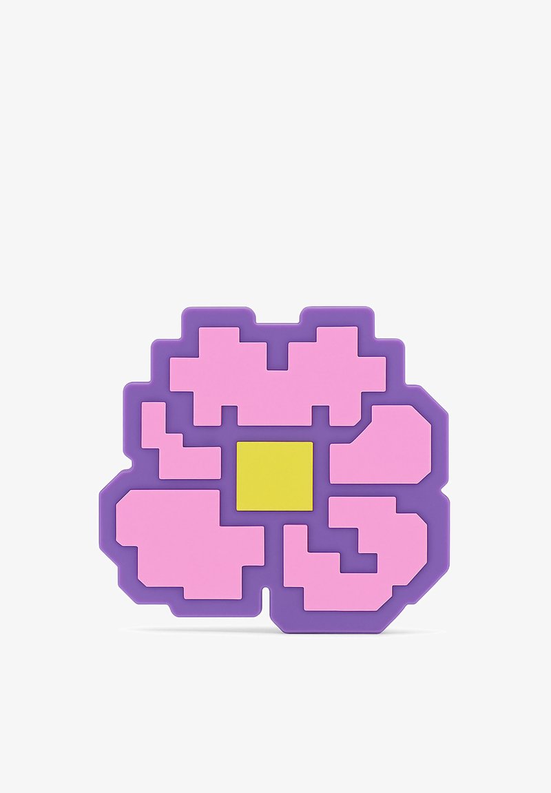 Flor pixelada con borde morado, pétalos en forma de bloque rosa y un centro cuadrado amarillo sobre fondo blanco.