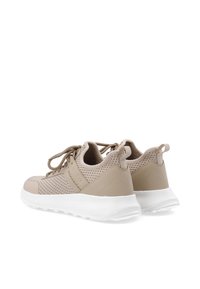 Beżowe buty sportowe z siateczkową cholewką i gładkimi akcentami. Posiadają białą gumową podeszwę i sznurowany design, nadają się do codziennego użytku.