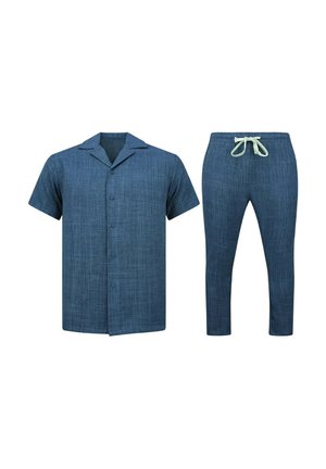 Kortemouw blouse met knopen en bijpassende broek met trekkoord in blauw gestructureerde stof, getoond op witte achtergrond.