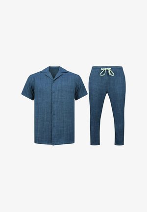 Kortemouw blouse met knopen en bijpassende broek met trekkoord in blauw gestructureerde stof, getoond op witte achtergrond.