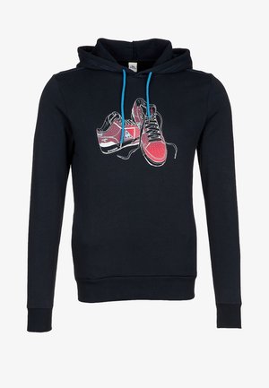 Sudadera con capucha negra con un gráfico de zapatillas rojas. Detallada con cordones azules y costuras en contraste, diseñada con un ajuste relajado.