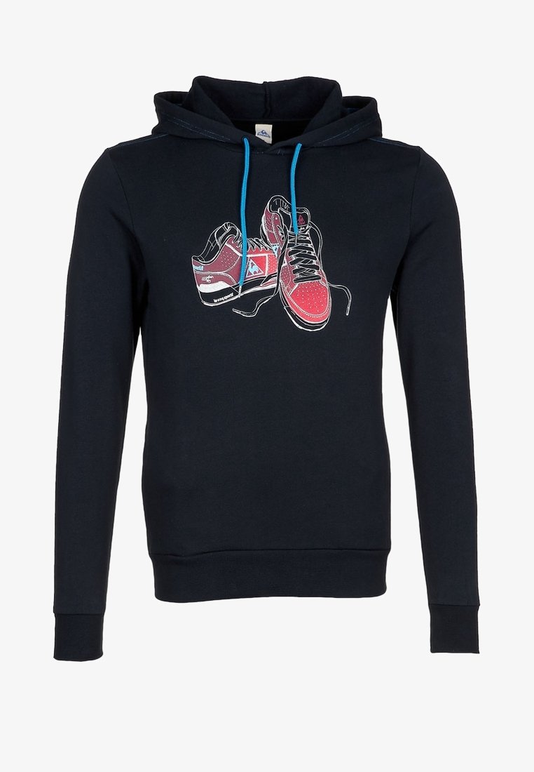 Zwarte hoodie met een afbeelding van rode sneakers. Voorzien van blauwe trekkoorden en contrasterende stiksels, ontworpen met een losse pasvorm.
