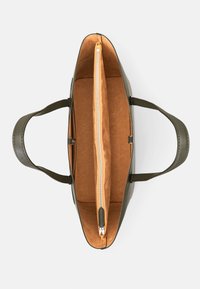 Grande bolsa tote em couro verde com alças duplas, apresentando um interior espaçoso e um compartimento com fecho numa das laterais, superfície texturizada.