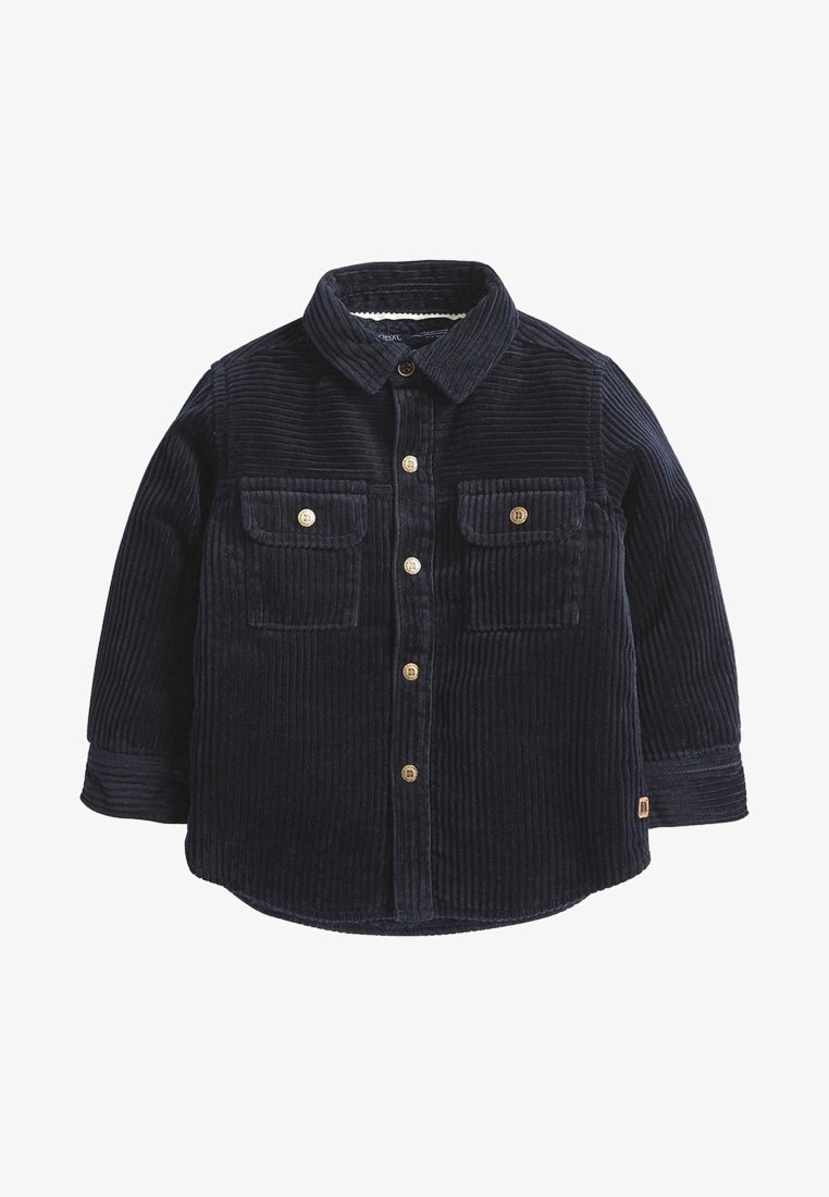 Chemise en velours côtelé marine à manches longues, avec deux poches avant, des boutons dorés et une finition texturée douce. Design à col, coupe décontractée.