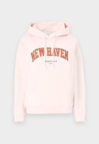 Felpa leggera rosa con cappuccio regolabile. Presenta la scritta "NEW HAVEN" stampata in lettere arancioni in grassetto e "SPORTS CLUB" in testo nero più piccolo sottostante.