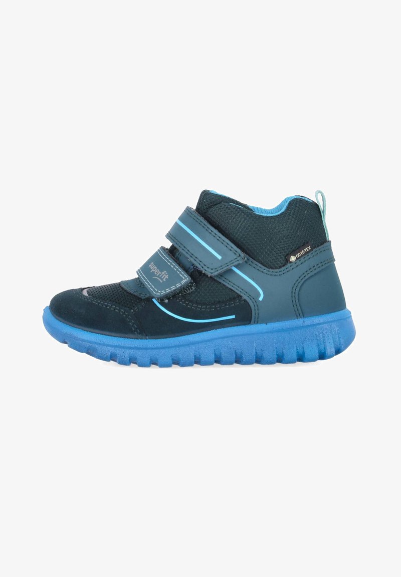 Dunkelblauer Sneaker mit blauen Akzenten. Verfügt über zwei Klettverschlüsse, strukturierte Mesh-Einsätze und eine dicke Gummisohlen mit ausgeprägtem Profil.