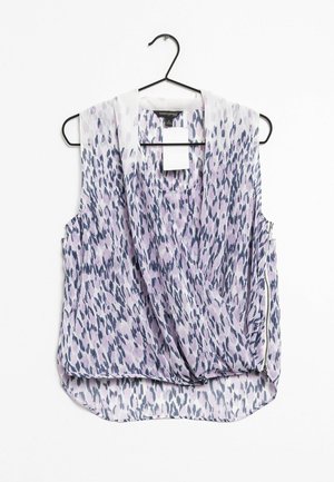 Mouwloze damesblouse met paarse en donkerblauwe luipaardprint, gedrapeerde voorkant en een rits aan de rechterkant, hangend aan een zwarte hanger.