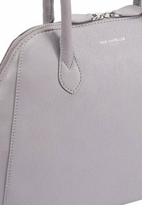 Grijze leren handtas met dubbele handvatten, zichtbare stiksels, zilveren rits en het logo "PAUL COSTELLOE LONDON" aan de voorkant.