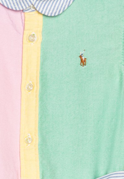 Färggad skjorta med krage i rosa, gult och grönt. Har en liten broderad logotyp av en ryttare på en häst och pärlemorknappar.