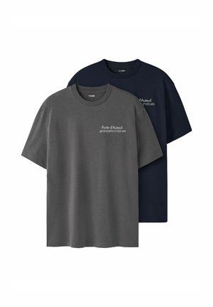 Due t-shirt a maniche corte, una grigio scuro e una blu navy. Tessuto in cotone con scollo rotondo e grafica stampata sul petto.