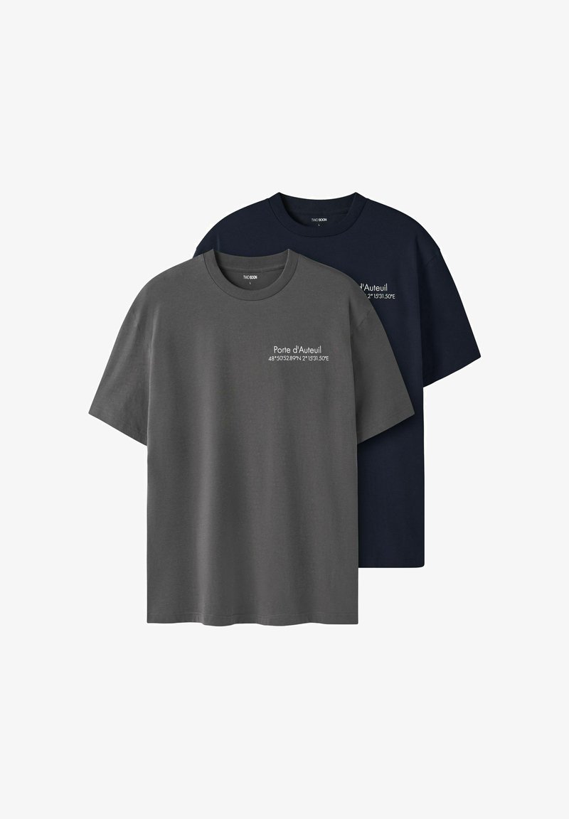 Kaks lühikest varrukatega t-särki, üks tumehall ja üks tumesinine. Puuvillane materjal, ümara kaelusega ja rinnale trükitud graafikaga.