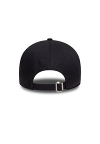 Fekete sapka puha anyaggal, lekerekített koronával és hátulján állítható pánttal, fémes díszítéssel.