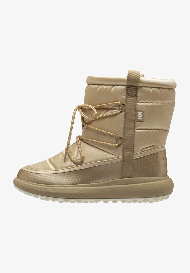 Béžová zateplená zimní bota s prošívaným svrškem, šněrováním, texturovanými panely a polstrovanou podrážkou. Na boku se nachází značení.
