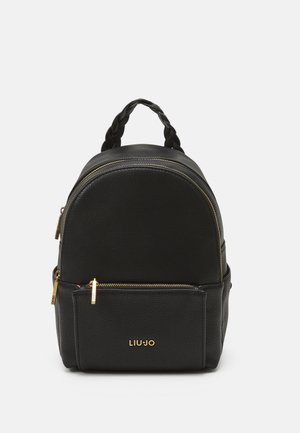 Schwarzer Kunstleder-Rucksack mit runder Form, ausgestattet mit einem geflochtenen Griff, goldenen Reißverschlüssen und einem Logo-Detail auf der Vorderseite. Strukturiert Oberfläche.