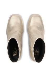 Kultaiset metalliset nilkkasaappaat, joissa on neliön muotoinen kärki, sileä pinta ja sivuketjut. Sisävuori on musta, jossa on "BULL BOXER" -brändäys.