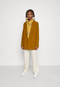 ONLY ONLJALENE HOOD - Sweatshirt com capuz - harvest gold