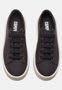 Schwarze Stoff-Sneaker mit runder Zehenpartie, schnürbarer Vorderseite, strukturiertem Obermaterial und einer kontrastierenden weißen Gummisohle mit dezenten Sprenkeln.