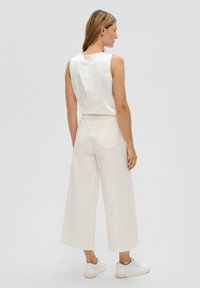 s.Oliver CULOTTE SURI MID RISE WIDE LEG - Flared Jeans - weiß
