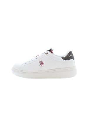 Sneaker bianco con tomaia in pelle liscia, punta rotonda e suola piatta in gomma. Presenta accenti bordeaux e un logo sul lato e sul tallone.