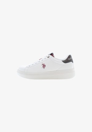 Witte sneaker met een glad leren bovenwerk, ronde neus en een platte rubberen zool. Heeft maroon accenten en een logo op de zijkant en de achterkant.