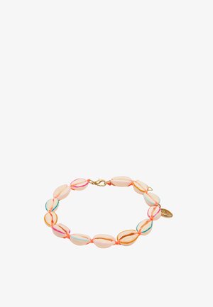 Bransoletka z białych muszli cowrie z różowymi, niebieskimi i pomarańczowymi akcentami, połączona pomarańczową nicią, z złotym zapięciem.