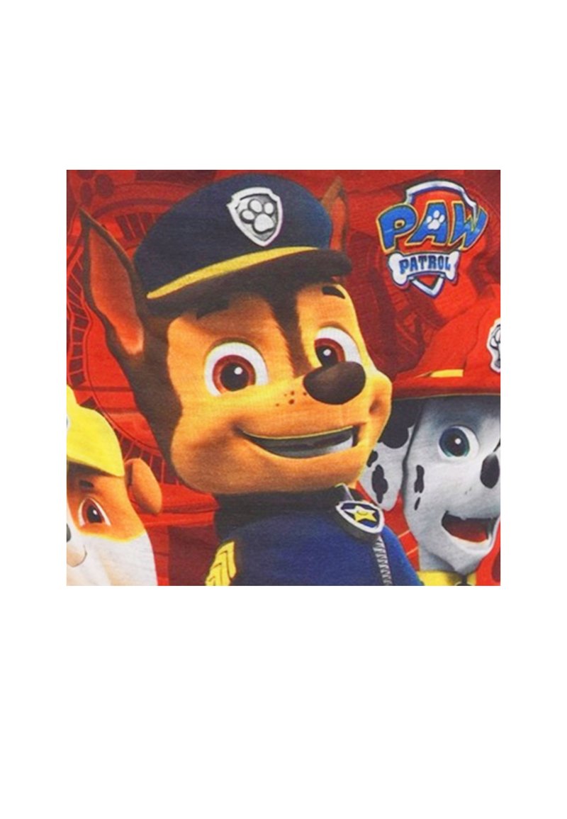 Tissu sur le thème de Paw Patrol avec des chiens en cartoon ; personnage principal en uniforme de police bleu marine avec un insigne, fourrure brune et expression joyeuse. Fond rouge.