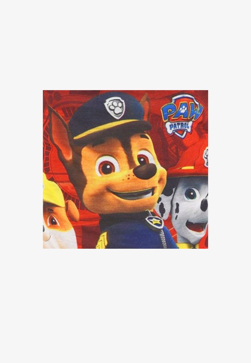 Tissu sur le thème de Paw Patrol avec des chiens en cartoon ; personnage principal en uniforme de police bleu marine avec un insigne, fourrure brune et expression joyeuse. Fond rouge.