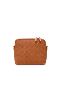 Braune strukturierte Kunstlederhandtasche mit einem Rautenmuster, ausgestattet mit einem Reißverschluss und goldfarbenen Hardware-Akzenten. Kompakte rechteckige Form.