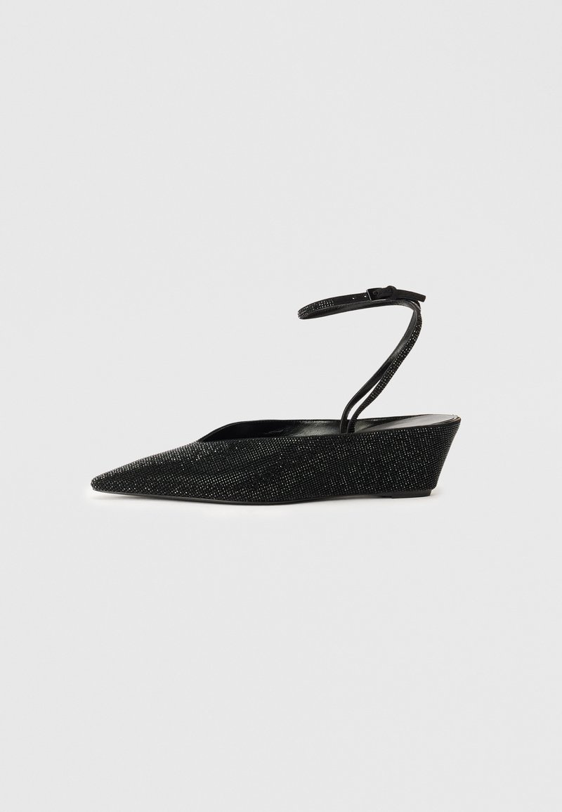 Μαύρο παπούτσι με wedge και μυτερή μύτη, υφασμάτινη επιφάνεια και λουράκι στον αστράγαλο. Διαθέτει subtle shimmer με λείο εσωτερικό επένδυση.