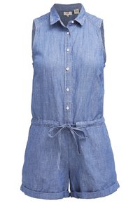 Combinaison sans manches en denim bleu avec boutons à l'avant, col chemise, ceinture à la taille et shorts à ourlet retroussé.