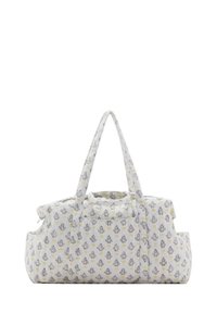 Quiltad sportväska med vit bas, mönstrad med grå och gula blommönster, med två handtag och ett rymligt fack.