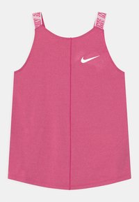 Różowy top sportowy na szerokich ramiączkach, z białym logo Nike z przodu i prostym dołem, wykonany z gładkiego, elastycznego materiału.