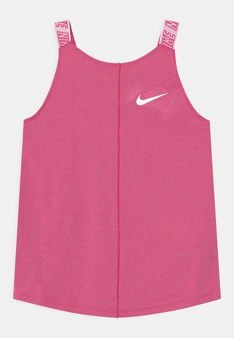 Różowy top sportowy na szerokich ramiączkach, z białym logo Nike z przodu i prostym dołem, wykonany z gładkiego, elastycznego materiału.