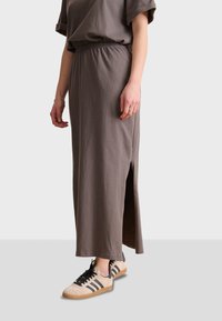 Garance Paris VOLCAN - Falda acampanada - dark brown