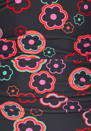 Sort stof med et mønster af store og små stiliserede blomster i pink, orange, rød og lyseblå konturer.