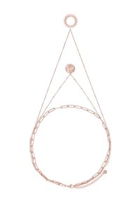 Collier superposé en or rose comprenant trois styles de chaînes : un pendentif en forme de soleil, un charm rond texturé et une chaîne à maillons épais.